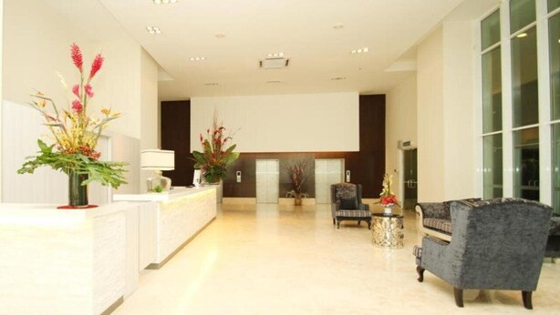 A modern lobby with a reception desk, seating area, and decorative plants. - A Best Seri Bukit Ceylon Serviced Residence (Kuala Lumpur)