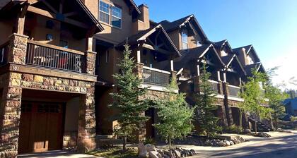 Downtown Townhome w/Free WiFi, Shuttle Service, Private Hot Tub, & Washer/Dryer