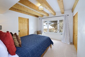 4 soverom, strykejern/-brett, wi-fi (inkludert) og sengetøy