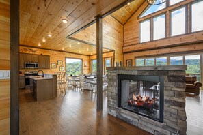 Dining - Free Attractions! 180° Views, 10per swimspa, Gas Firepit, Arcade room. (Gatlinburg)