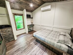 2 soverom, skrivebord og sengetøy