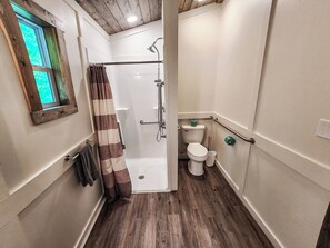 Shower, towels - Adorable Pet Friendly Tiny House - Lake Guntersville-ADA (Guntersville)