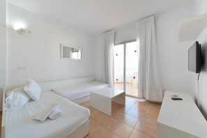 Room - Apartamentos San Antonio Beach (Sant Josep de sa Talaia)