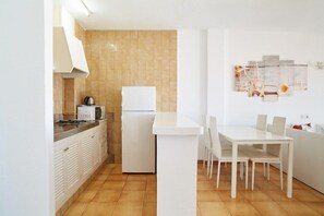 Private kitchen - Apartamentos San Antonio Beach (Sant Josep de sa Talaia)