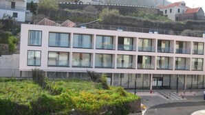 Un edifici d'edificis amb grans finestres i balcons.