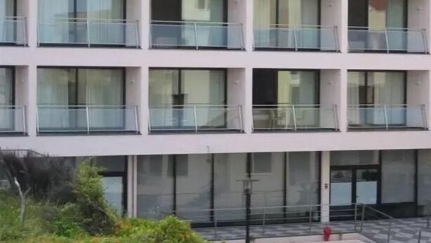 Un edifici modern d'àmples finestres i balcons.