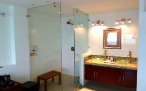Apartamento luxo | Banheiro | Chuveiro 
