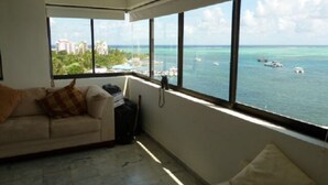A room with a large window overlooking a marina and ocean. - Penthouse Sun Rise San Andrés (San Andrés)