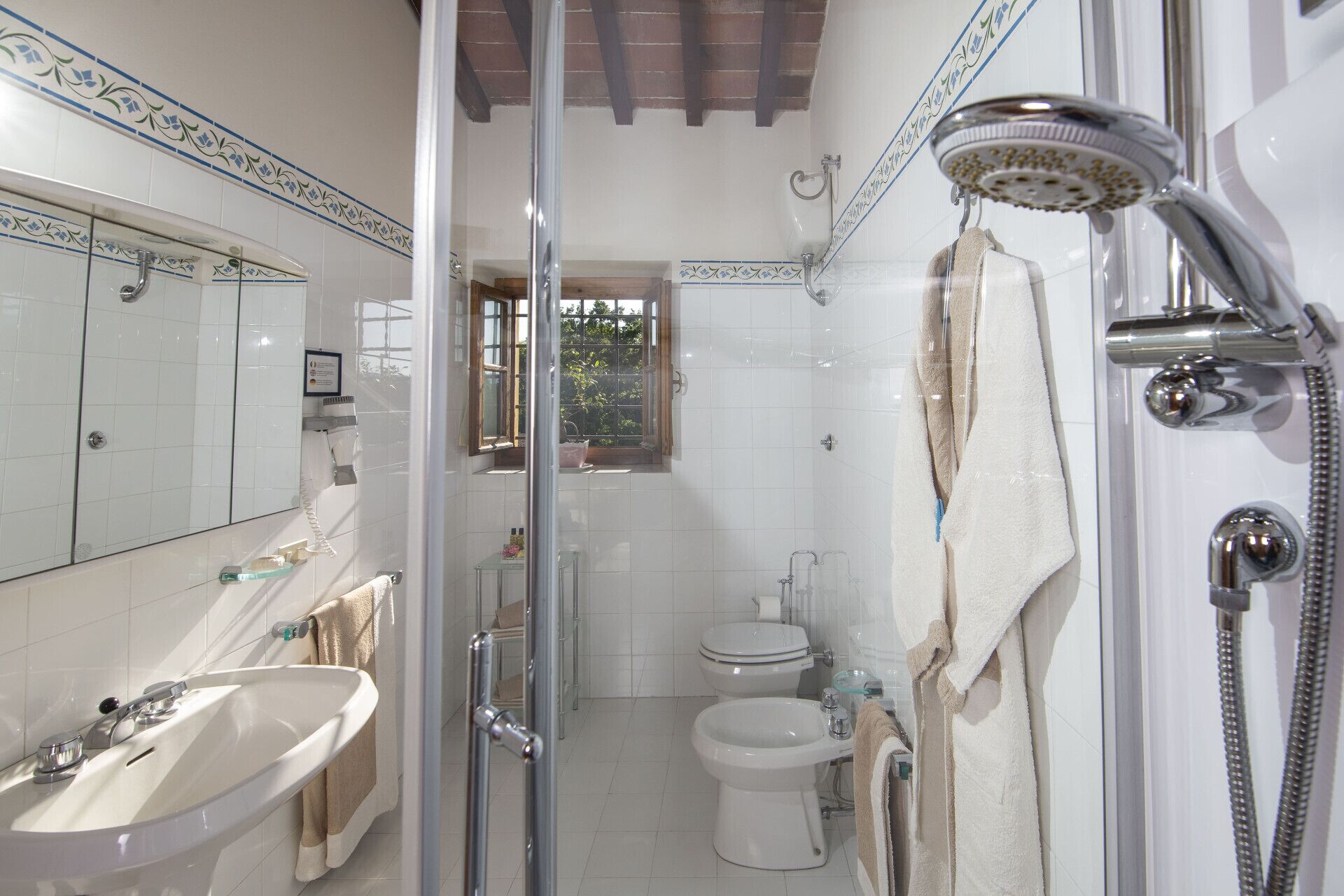 Un bagno con doccia, WC e lavabo.