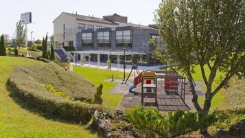 المنطقة المحيطة بالمنشأة