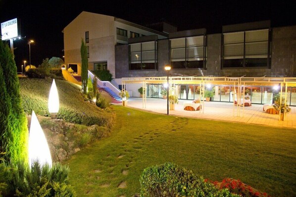 Exterior - HQ La Galeria Hotel Restaurante (Alfoz de Quintanaduenas)