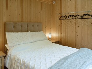 1 bedroom, bed sheets - Shepherds Hut 2 at Laddingford - UK32534 (Laddingford, near Maidstone)