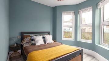 House | 4 bedrooms, iron/ironing board, free cribs/infant beds, free WiFi