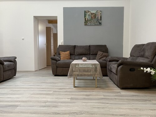 8P-Modern and newly renovated spacious apartment on two levels