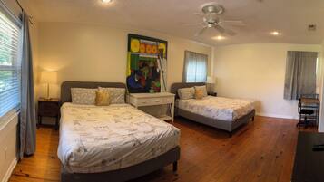 3 quartos, escrivaninha, ferros/tábuas de passar roupa