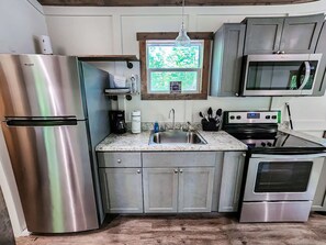 Een koelkast, een magnetron, een oven, een kookplaat