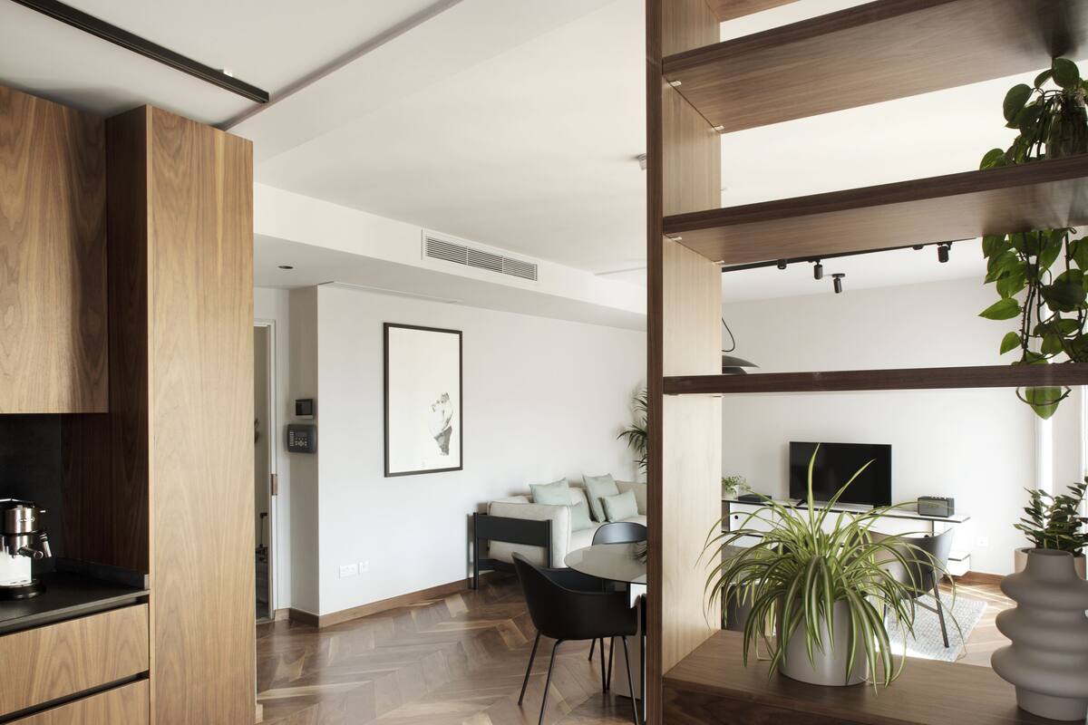Una cocina moderna con armarios de madera y un piso con patrón de espiga.