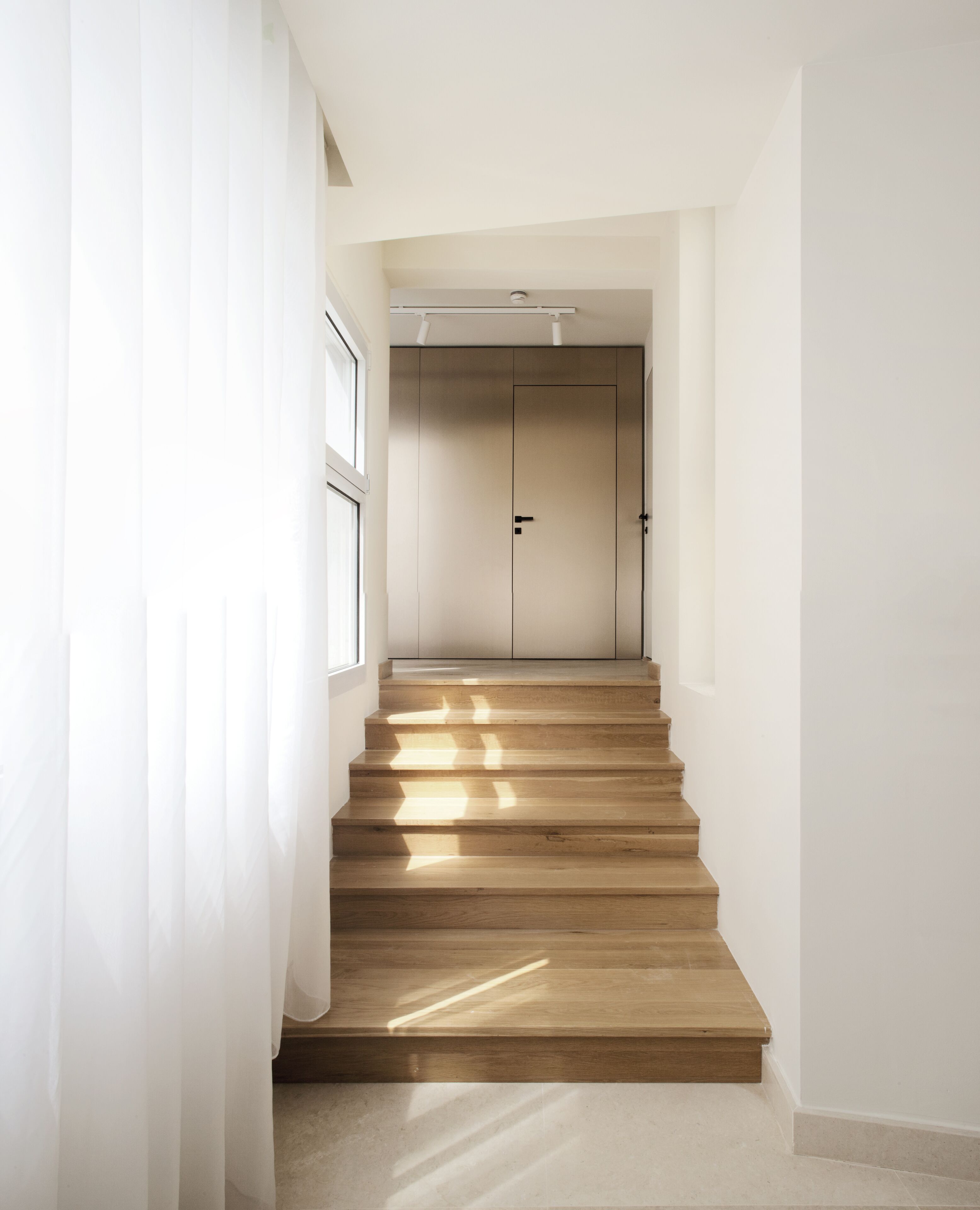 Un escalier menant à une porte, avec un interrupteur juste au-dessus.