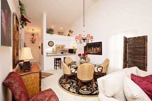 TV, DVD-spiller, bøker og kontorer