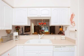 Full-sized fridge, microwave, oven, stovetop