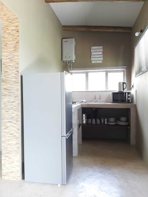 Refrigerador, microondas, parrilla de estufa y tetera eléctrica 