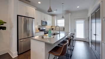 Een koelkast, een magnetron, een oven, een kookplaat