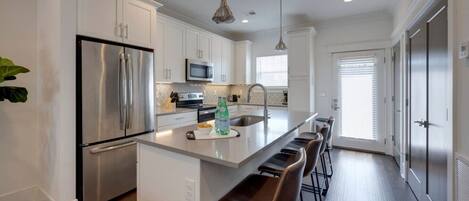 Réfrigérateur, micro-ondes, four, plaque de cuisson