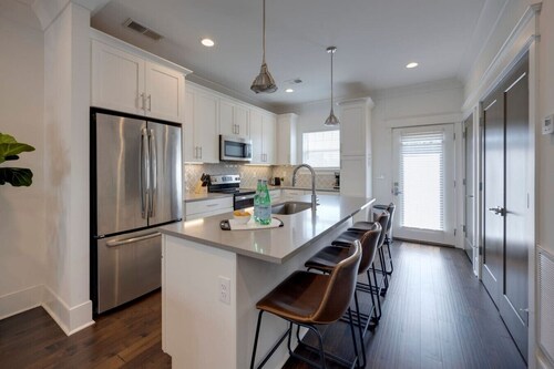 10 Mins To Broadway - Stylish Gated Townhome