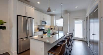 10 Mins To Broadway - Stylish Gated Townhome