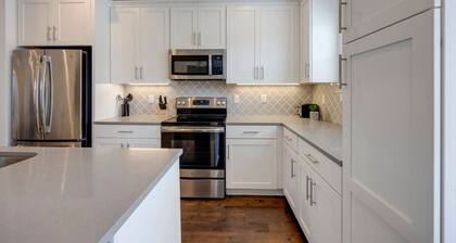 10 Mins To Broadway - Stylish Gated Townhome