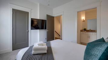 3 bedrooms, desk, iron/ironing board, WiFi