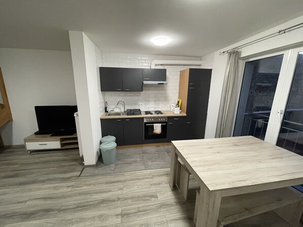 Refrigerador, horno, parrilla de estufa y cafetera y tetera 