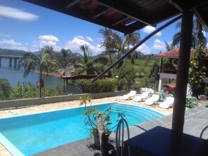 Una piscina al aire libre