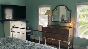 2 bedrooms, iron/ironing board, WiFi, bed sheets