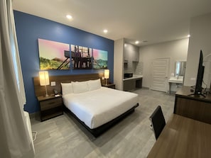 Rum - 1 kingsize-säng - tillgänglighetsanpassat - icke-rökare (Efficiency) | Allergitestade sängkläder, memory foam-madrasser och skrivbord