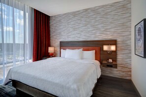 Escritorio, espacio para trabajar con laptop y ropa de cama 