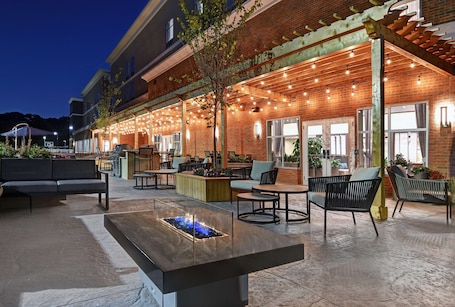 Restaurante. Homewood Suites by Hilton Edison Woodbridge