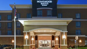 L’entrée d’un hôtel, avec une enseigne indiquant « Homewood Suites by Hilton ».