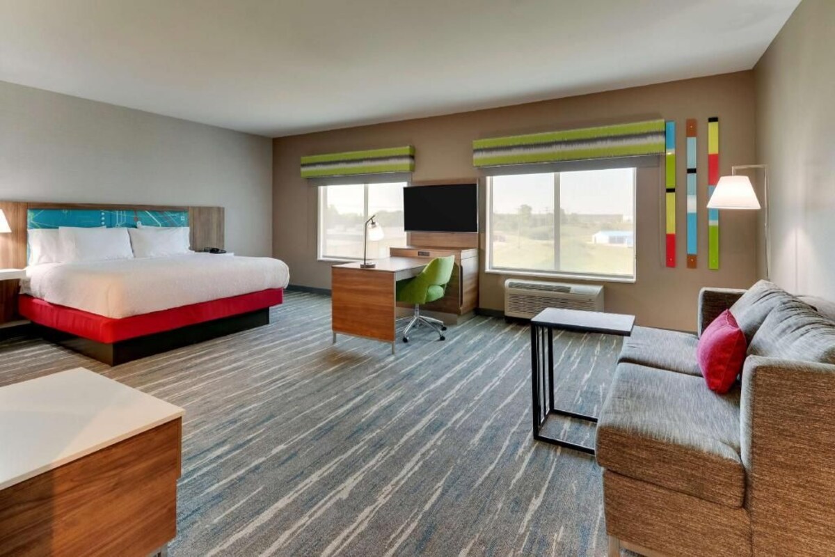 In-room safe, desk, soundproofing, bed sheets