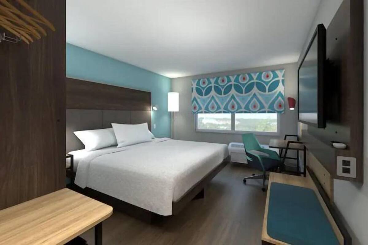Laptop workspace, iron/ironing board, free WiFi, bed sheets