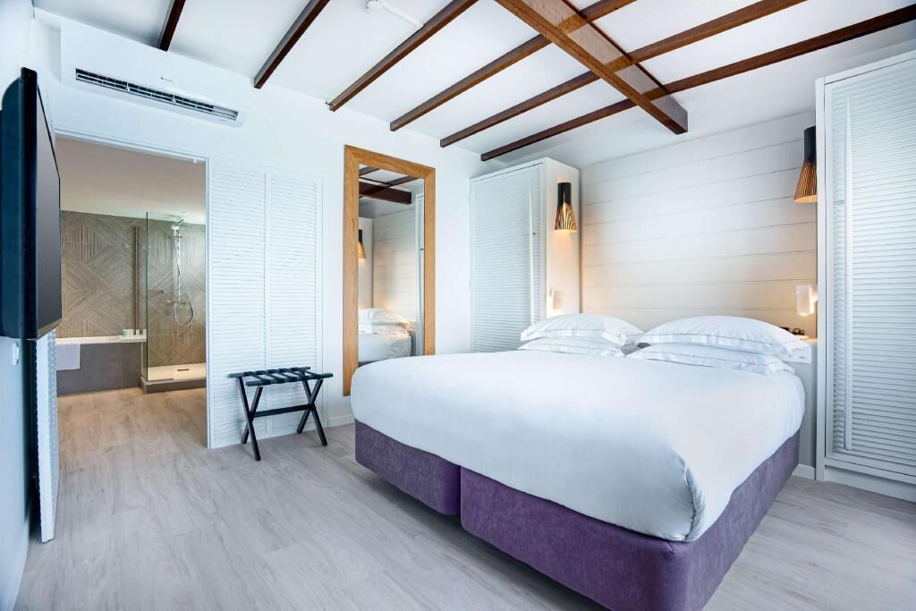 Ropa de cama de alta calidad y caja de seguridad en la habitación 