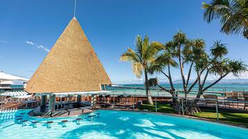 Piscine extérieure, chaises longues