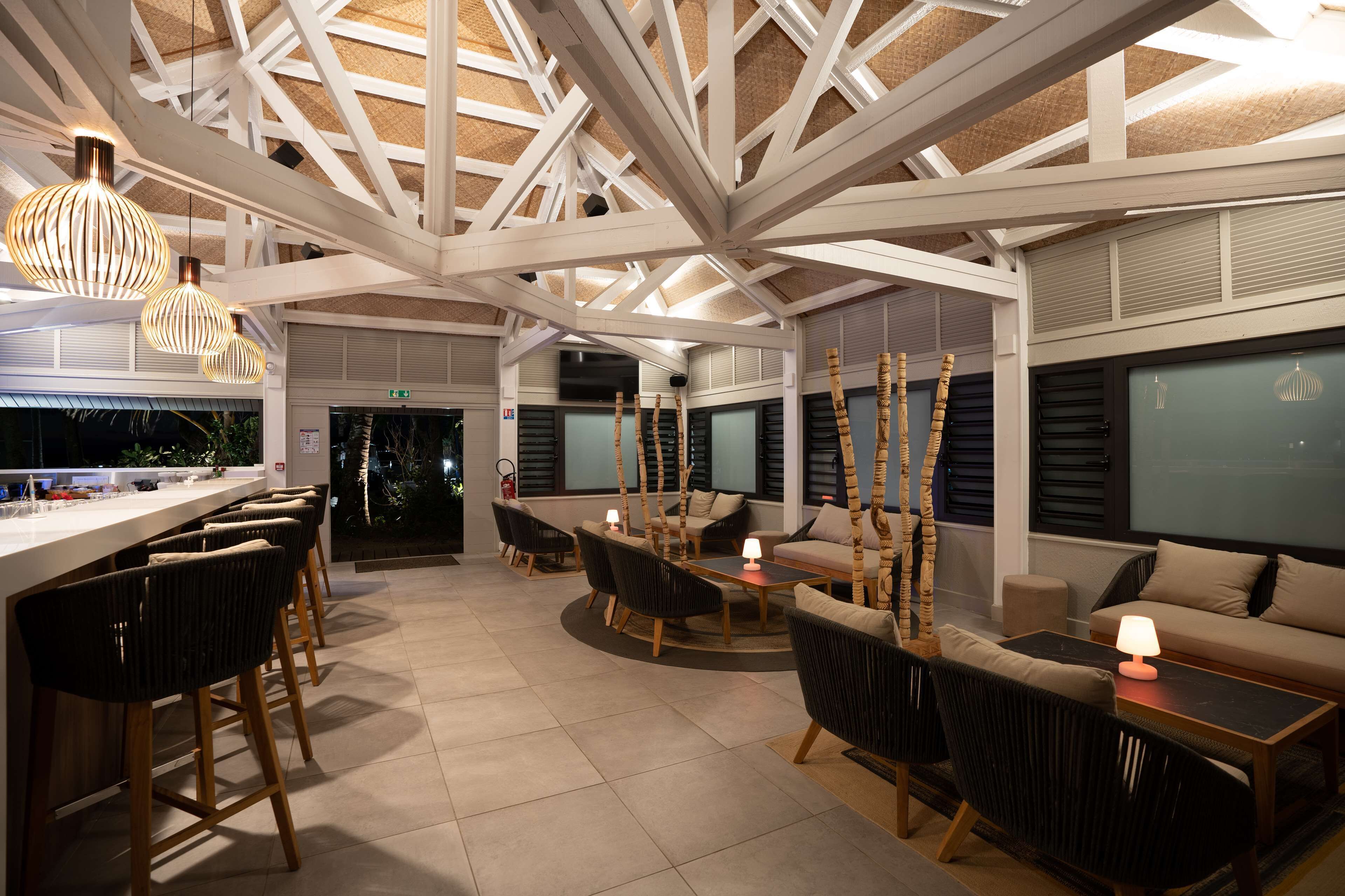 cocktail bar, pool views, open daily