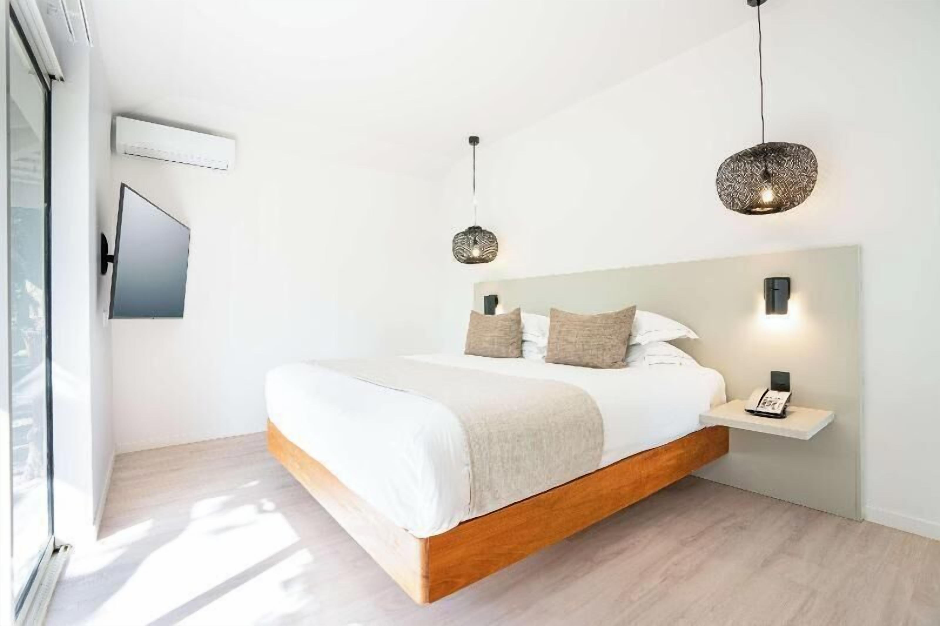 Ropa de cama de alta calidad y caja de seguridad en la habitación 