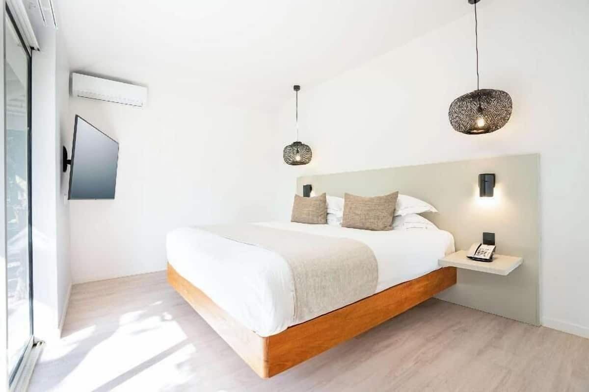 Ropa de cama de alta calidad y caja de seguridad en la habitación