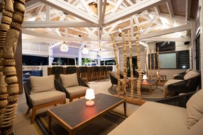 Bar de cocteles, con vista a la alberca, abre todos los días 