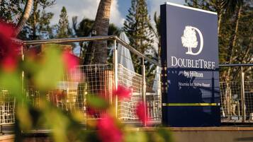 Senyal de DoubleTree by Hilton al Resort Illot Maitre, a Nova Caledònia.