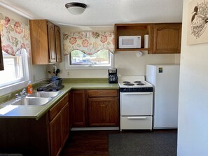 Fridge, microwave, oven, stovetop - Cabin by lake, pet friendly, quiet (Hot Springs)