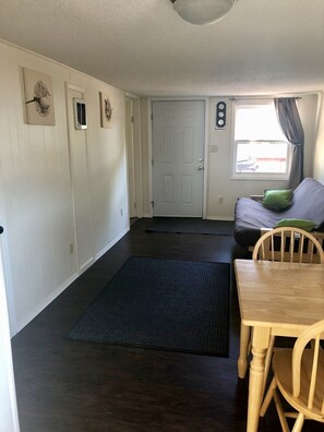 Books - Cabin by lake, pet friendly, quiet (Hot Springs)