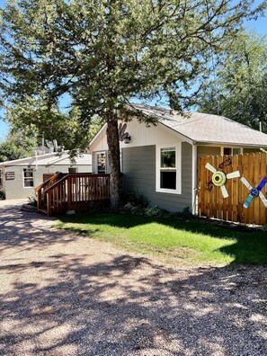 Exterior - Cabin by lake, pet friendly, quiet (Hot Springs)